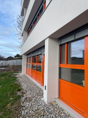Neu isolierte Fassade Spezialtrakt